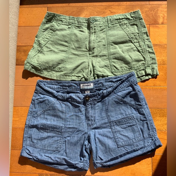2 Pairs of WOMEN Shorts Size 10 GAP & OLD NAVY - Picture 2 of 5